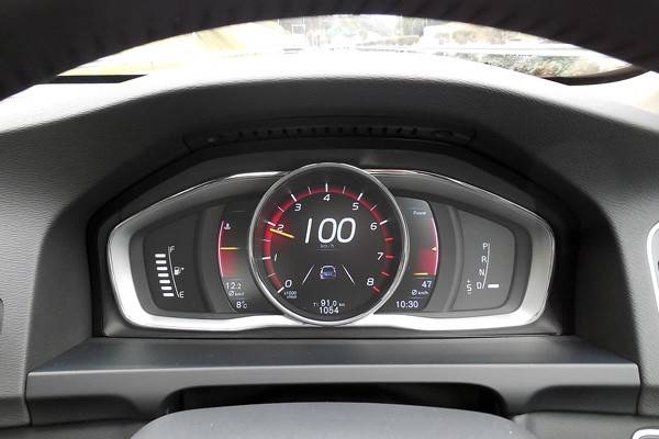 T3でも加速や高速クルーズに不満はない。T6は余裕綽々