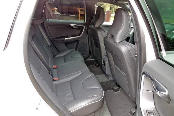 XC60の後席はセダンと異なり4対2対4分割可倒式シートバックとなる