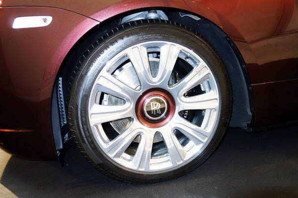 タイヤはコンチネンタル･スポーツコンタクト5(235/40R21 )