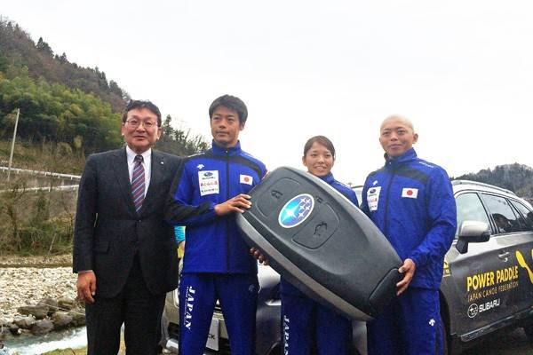 贈呈式の様子。右から矢澤一輝選手、矢澤亜季選手、羽根田卓也選手、富士重工業執行役員 栗原宏樹氏