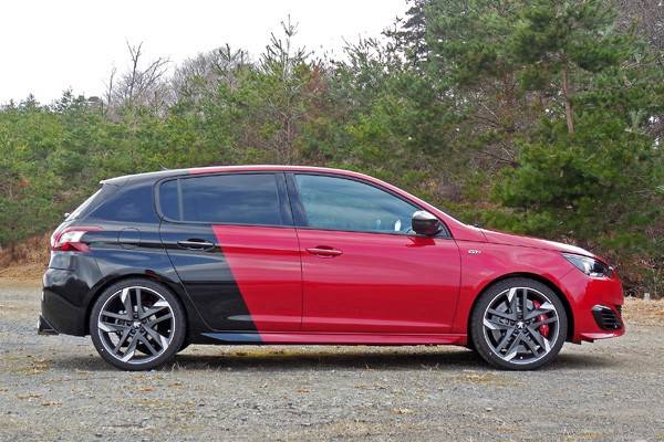 クープ・フランシュという前レッド／後ブラックの2トーンカラーは、270専用オプション