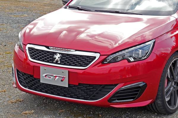「PEUGEOT」ロゴがレッドになるなど専用デザインのフロントグリル