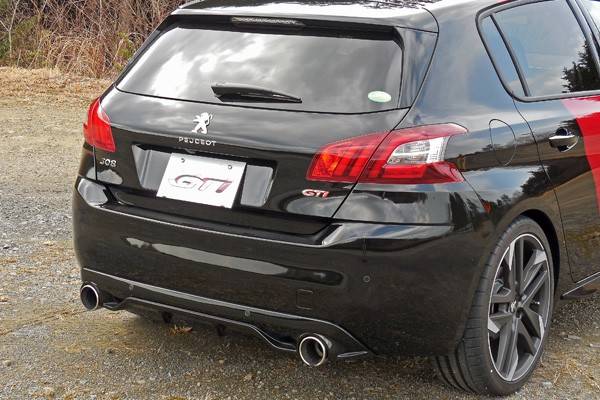 左右出しのデュアルエキゾーストエンドやリアアンダーガーニッシュは「by PEUGEOT SPORT」専用