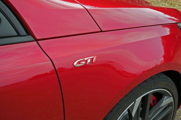 フロントフェンダーとテールゲートに「GTi」バッジを装着する