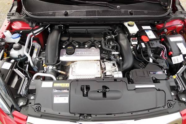 1.6L直噴ツインスクロールターボエンジン。耐高熱スチールエキゾーズトマニホールドの採用によりユニットを高温状態に保ち吸気効率を最大化。鍛造ピストンヘッドはF1エンジンにも採用されているアルミ素材を使用