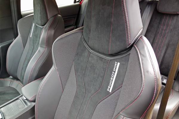 270のシートには「PEUGEOT SPORT」のロゴがあしらわれる