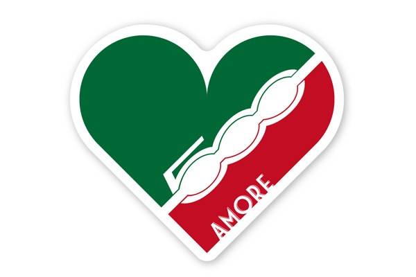 ハート形にイタリアを象徴する3色カラーリングのAmoreバッジ