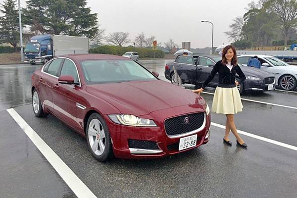 ジャガーXFの試乗会にて。あいにくの空模様でちょっと残念……