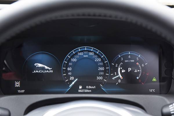 12.3インチの大型TFTメーター