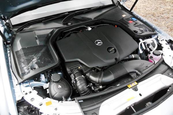 4車種中唯一の2.2Lながら高い燃費性能を誇るC220dのエンジン