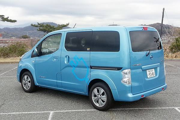 e-NV200はバンとワゴンがあり、バンは2人乗り/5人乗り、ワゴンは5人乗り/7人乗りを設定