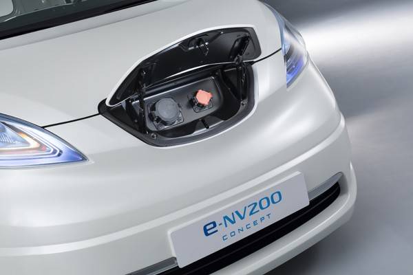 200Vの普通充電でフル充電まで約8時間。日産のパワーステーションなら4時間に短縮できる