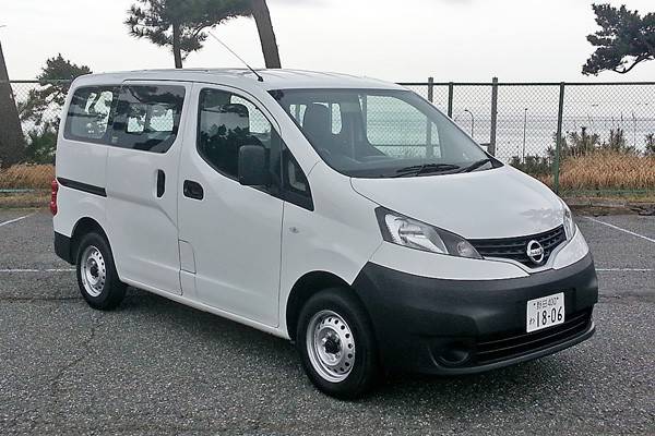 こちらはガソリンモデルのバン5人乗り。ヘッドライトデザインなどが異なる