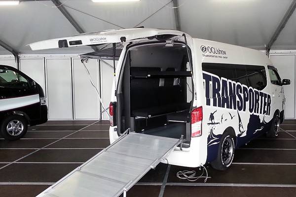特装カスタムで定評のあるオグショーのデモカーとしても活躍するトランスポーター。車中泊も快適な仕様だ