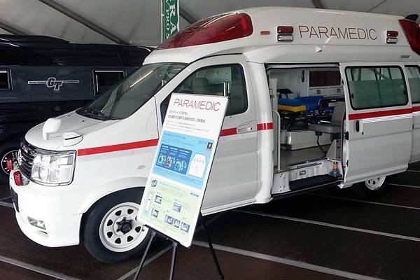 エルグランドをベースにした救急車
