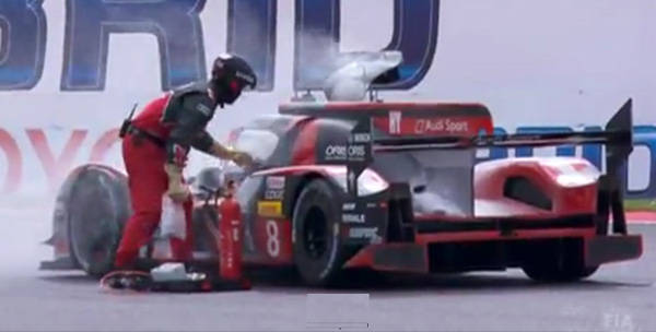煙を上げてストップしたアウディ8号車