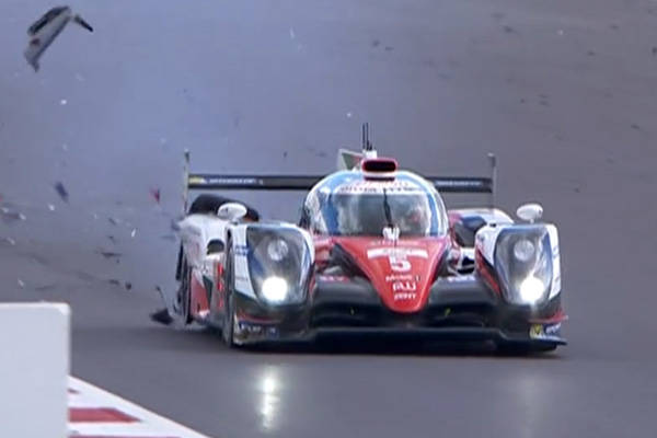 タイヤがパンクし、ダメージを受けるトヨタ 5号車