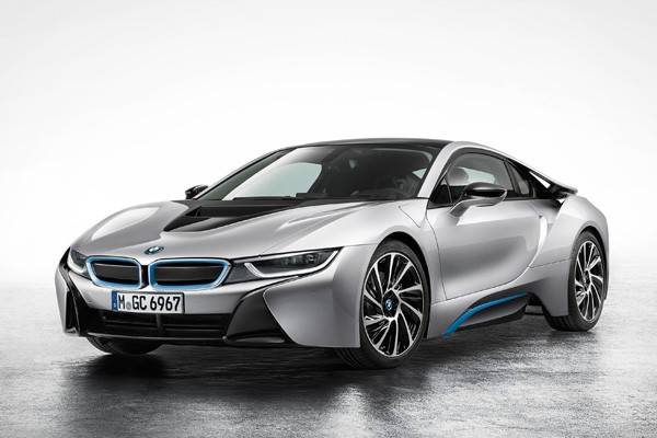 フロントにモーター、リヤに1.5L直列3気筒ターボエンジンを搭載するi8