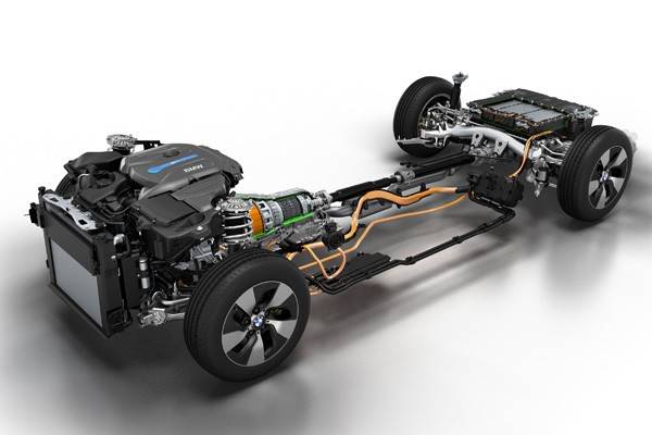 330eのシャシー。エンジンとモーター、トランスミッションが一列に並ぶ
