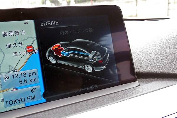 中央のディスプレイにエネルギー使用状況を表示できる