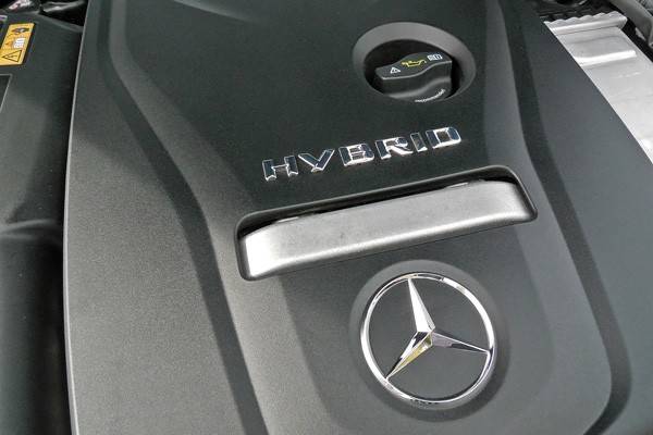 ヘッドカバーに「HYBRID」の文字が入るエンジン