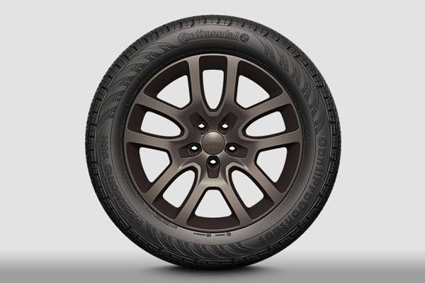 ブロンズカラーの18インチアルミホイール