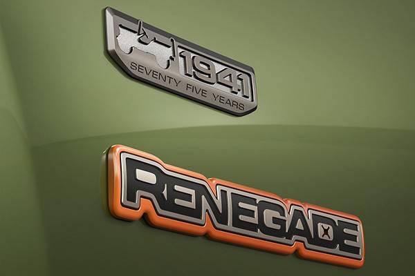 「1941」の限定車専用エンブレム。RENEGADEバッジも特別カラー