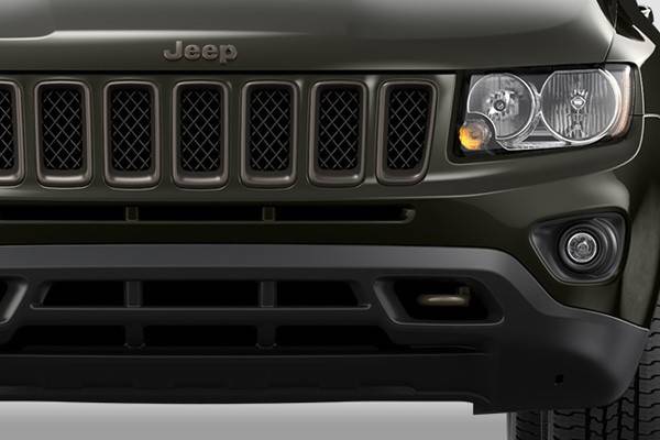 ブロンズアクセント付きボディ同色グリル。Jeepバッジも特別カラーとなる