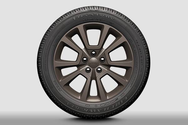 ブロンズカラーの18インチアルミホイール