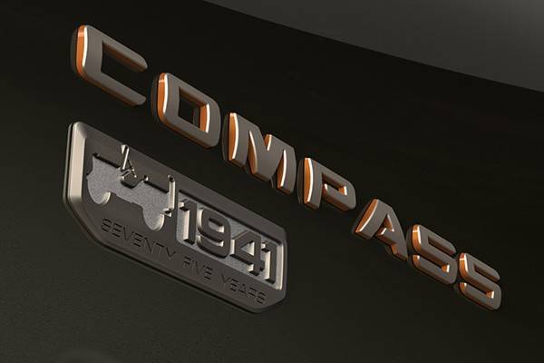 「1941」の限定車専用エンブレム。COMPASSバッジも特別カラー