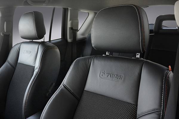 限定車専用ロゴ入りのレザーとメッシュコンビシート