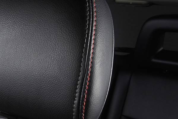 シートにはタンジェリンとシルバーのステッチが入る