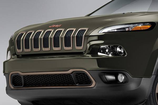 ブロンズカラーがアクセントとなったグリルとバンパー。Jeepバッジも専用カラー