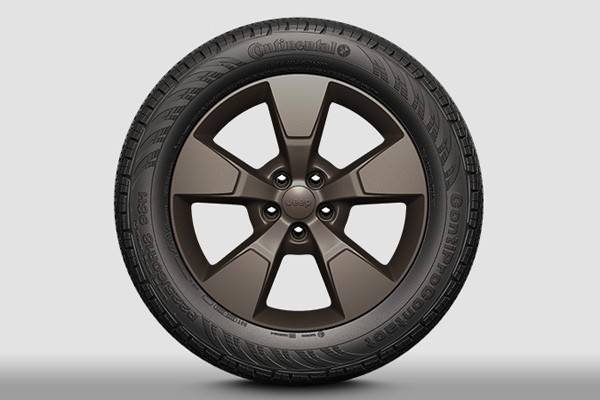 ブロンズカラーの18インチアルミホイール