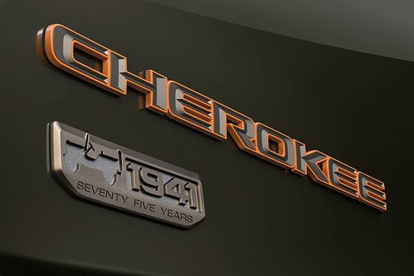 「1941」の限定車専用エンブレム。CHEROKEEバッジも特別カラー