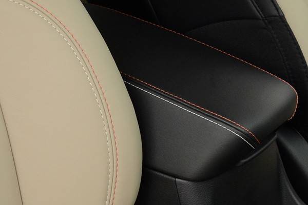 インテリア各部に入るタンジェリンとシルバーのステッチがアクセントに