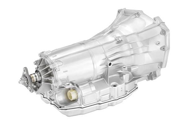 トランスミッションはパドルシフト付きの新型8速ATで伝達効率が良い