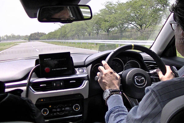 高速周回路でのテスト走行。ステアリング・センターマークの動きで微小な操舵量を視認できる