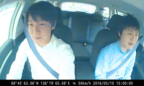 オプションのフロアカメラによる車内映像
