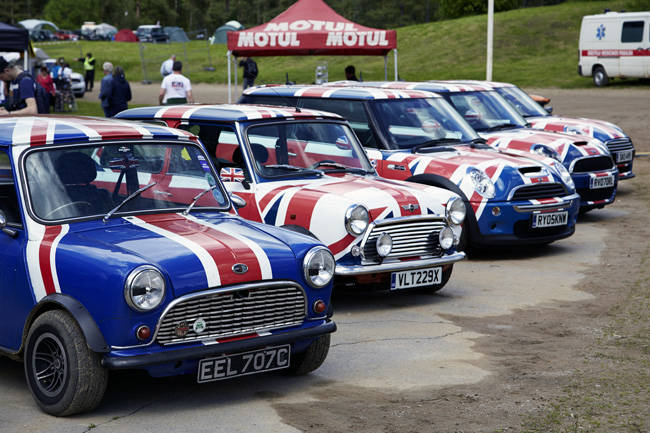 P90185214_highRes_international-mini-m 旧ミニとBMWミニ