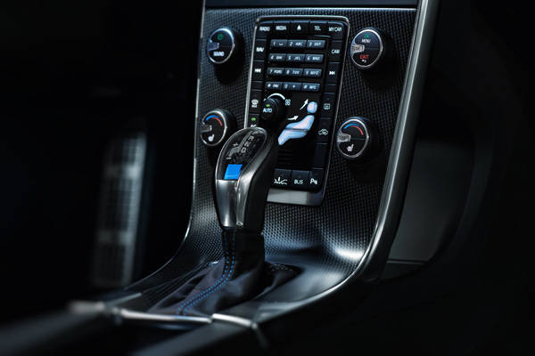 トランスミッションはポールスター用に最適化された新型8速ATとなる