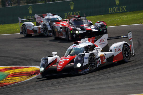 アウディと接戦を繰り広げるトヨタ5号車、6号車