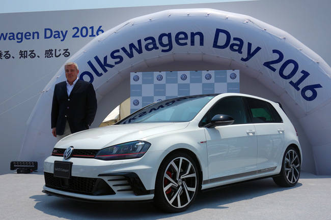 ゴルフGTI クラブスポーツ・トラックエディションを発表するフォルクスワーゲン･ジャパンのティル シェア社長
