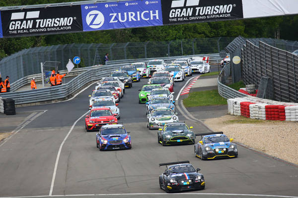 ついに決勝レースがスタートし、24時間の長い戦いが始まる