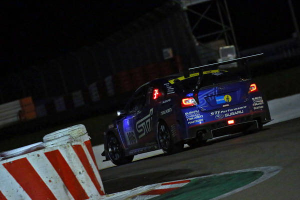 ナイトセクションに突入しても安定した走行を続けるスバルWRX STI