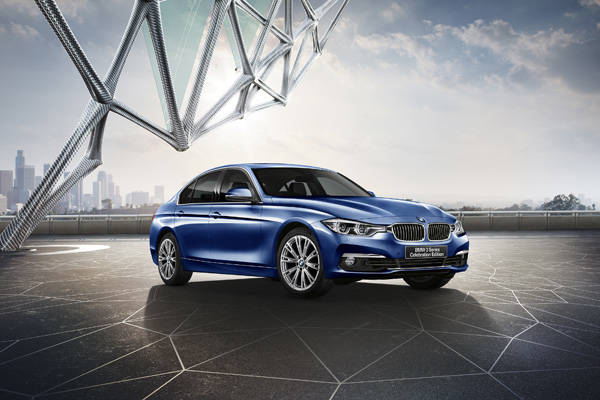 オプション・プログラム「BMW Individual」のボディ･カラーとレザー･インテリアを採用した「BMW 330e Celebration Edition」