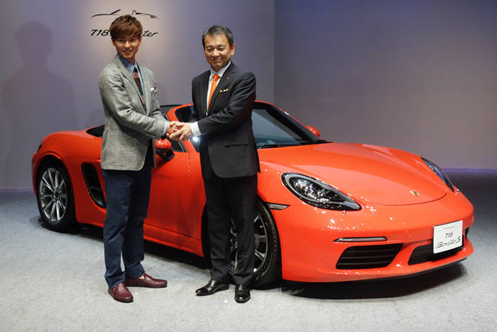 718ボクスター発表会に登場した南野拓実選手と、ポルシェ･ジャパンの七五三木敏幸社長