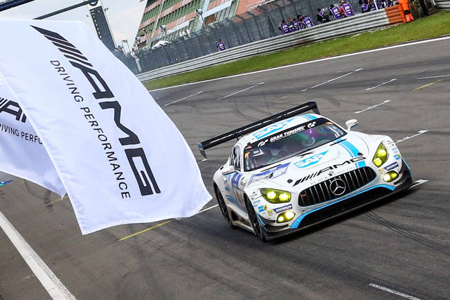 らストラップで逆転し、優勝した(4)メルセデスAMG GT3