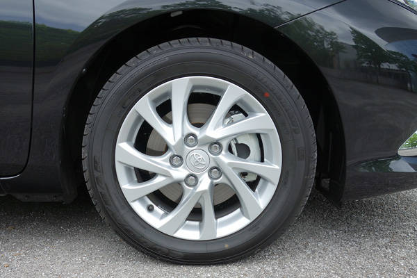 タイヤは205/55R16サイズのグッドイヤー・エフィシェントグリップ