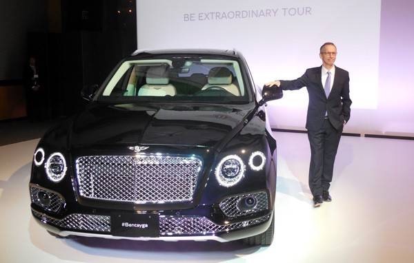 ベントレーモータースジャパン社長のティム・マッキンレイ氏と新型SUV「ベンテイガ」